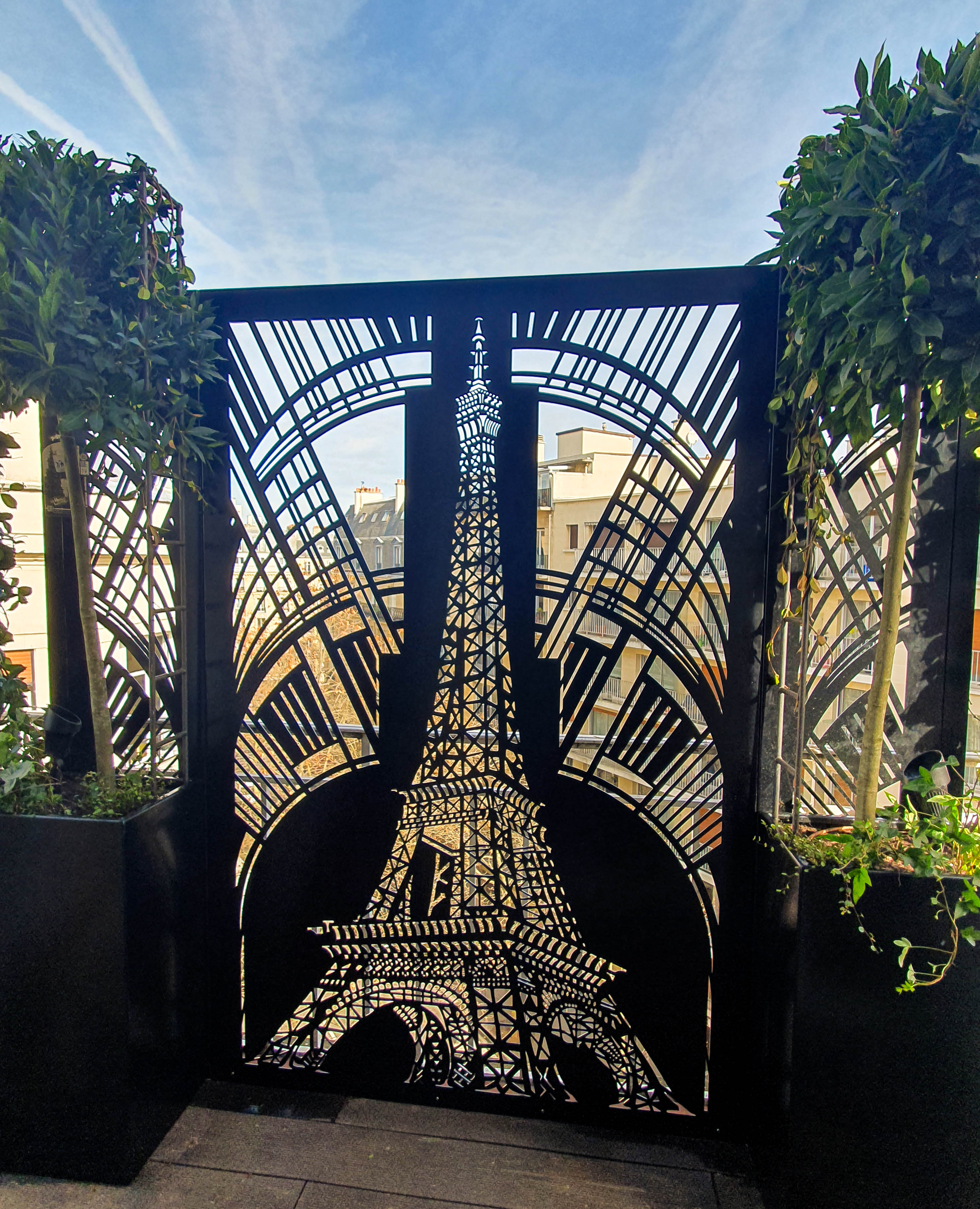 Panneaux découpés au laser d'inspiration art déco. Modèles uniques à Paris 16ème